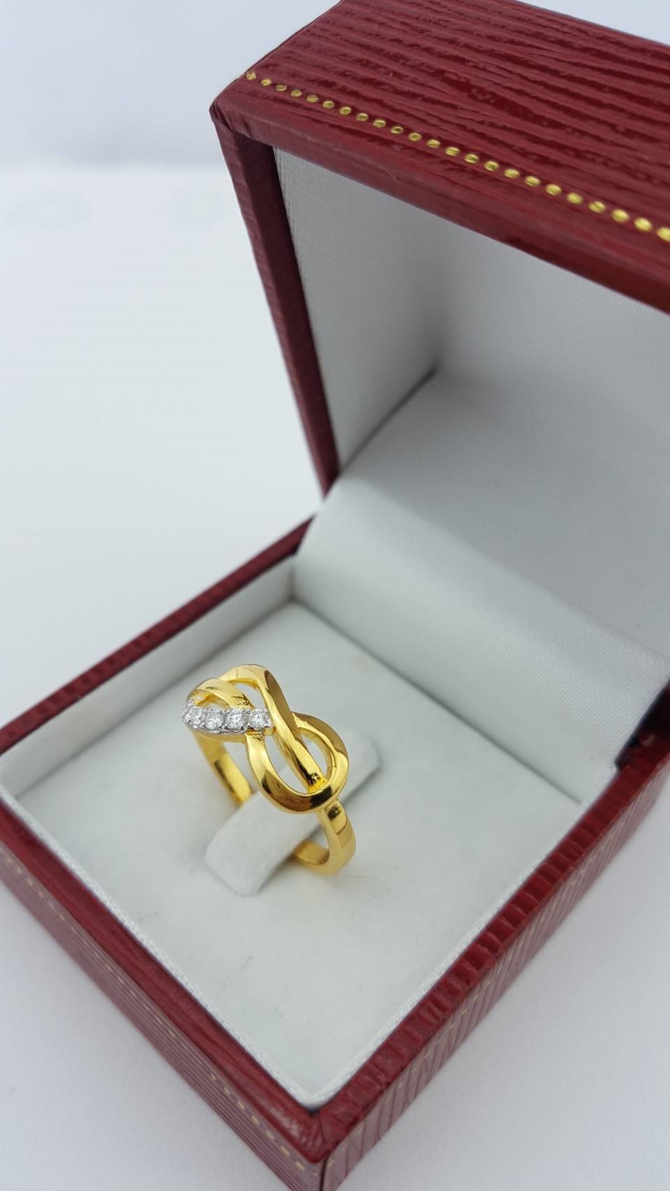 สั่งผลิตเพชรเบลเยี่ยมคัท แหวนแต่งงาน แหวนหมั้น ใส่เที่ยว ออกงาน แหวนทองคำ 18K เพชรแท้ 0.10 กะรัต 3.42 กรัม น้ำ 99 ราคาถูกมาก มีใบรับประกันค่ะ