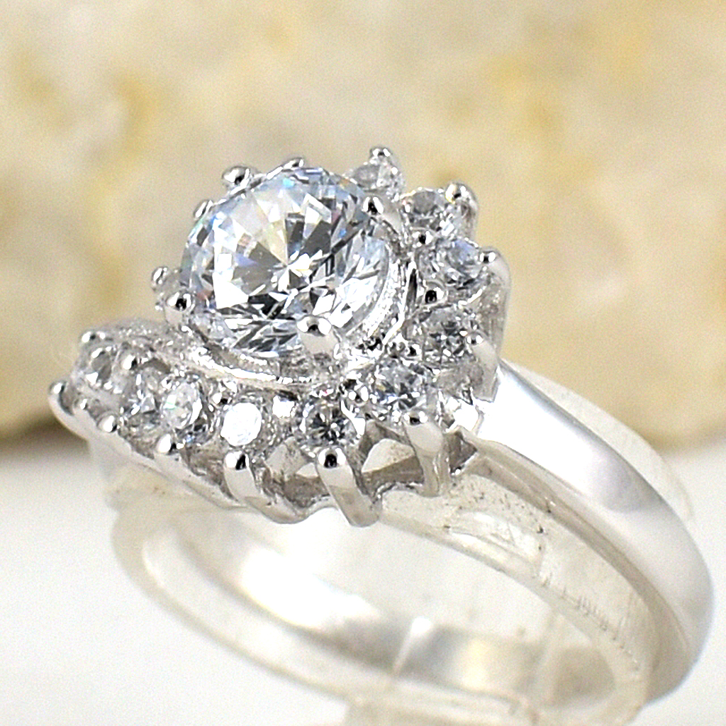 แหวนเงินแท้ราคาถูกชุบทองคำขาว เพชรCZเม็ดกลาง 0.80 กะรัต เพชรCZเม็ดข้าง 0.52 กะรัต งานประณีตสวยงาม สั่งผลิตค่ะ