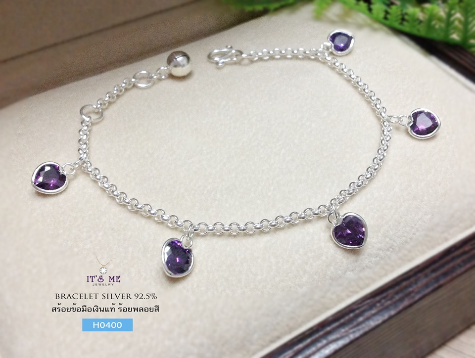 สร้อยข้อมือเงินแท้ ร้อยตุ้งติ้งหัวใจพลอยสี ขนาดหัวใจประมาณ 0.5 cm. ค่ะ ข้อมือเส้นไม่ใหญ่มาก น่ารักๆ จ้า เหมาะสำหรับคนข้อมือเล็ก และกลางๆ นะคะ มีห่วงทดปรับระดับได้ค่ะ