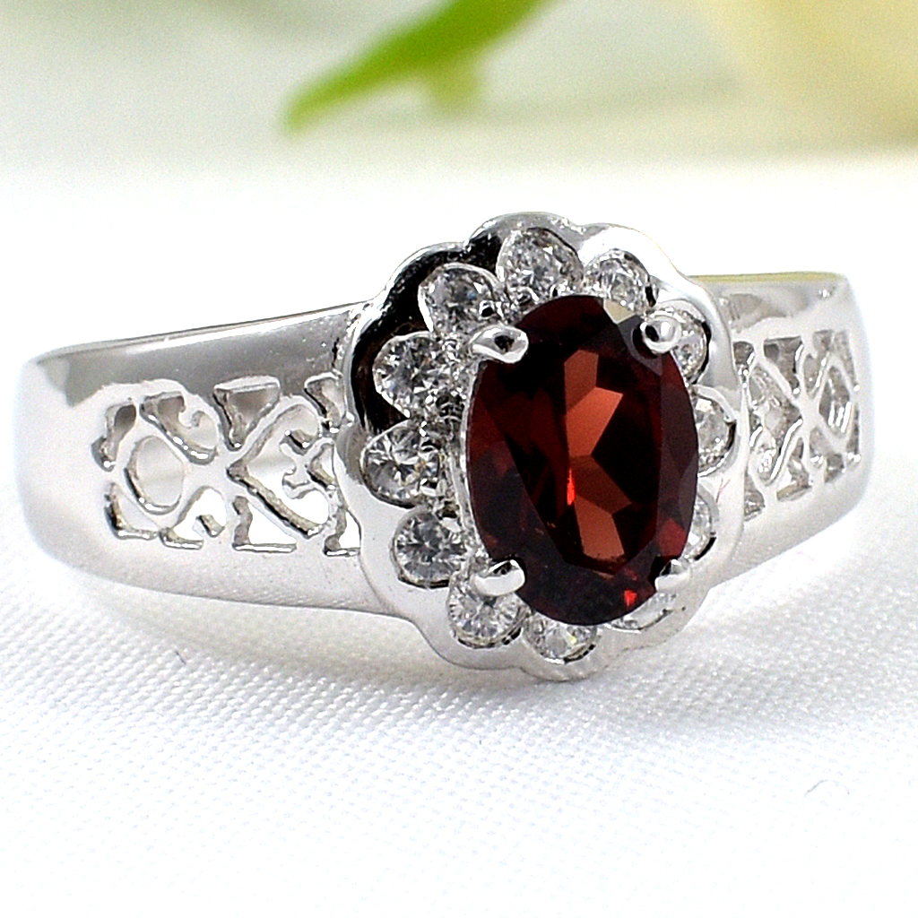 แหวนเงินแท้ราคาถูกชุบทองคำขาว พลอยแท้โกเมน 0.95 กะรัต เพชรCZ 0.18 กะรัต งานประณีตสวยงาม สั่งผลิตค่ะ