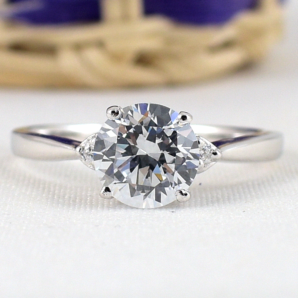 แหวนเงินแท้ราคาถูกชุบทองคำขาว เพชรCZเม็ดกลาง 1.25 กะรัต เพชรCZเม็ดข้าง 0.02 กะรัต งานประณีตสวยงาม สั่งผลิตค่ะ