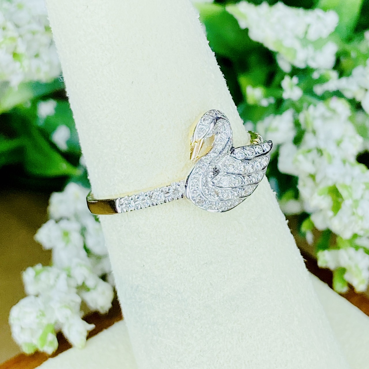 แหวนเพชรหงษ์ swan ring พร้อมประดับเพชรบ่าข้าง ตัวเรือนทอง yellowgold เพชรขาวใสเล่นไฟดีค่ะ วงนี้ใส่สวยน่ารักมากๆค่ะ น้องไม่ใหญ่มากนะคะ น้องรอเจ้าของอยู่น้าาาา