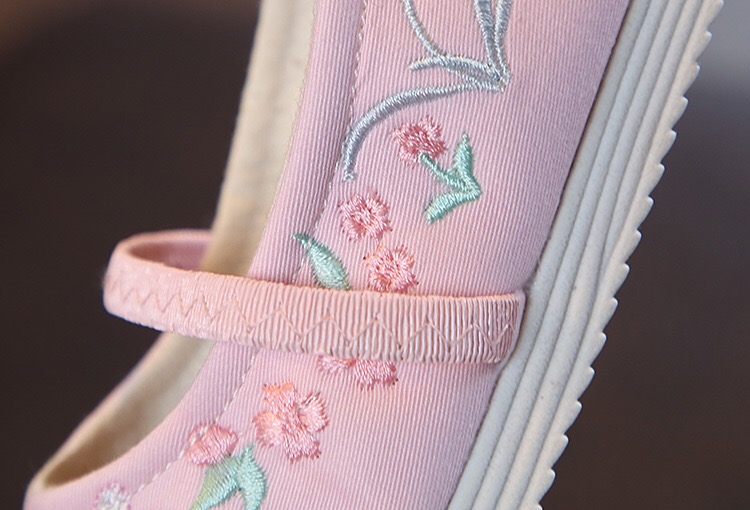 F รองเท้าจีนเด็ก ลายดอกไม้ หัวแหลม สีชมพูอ่อน