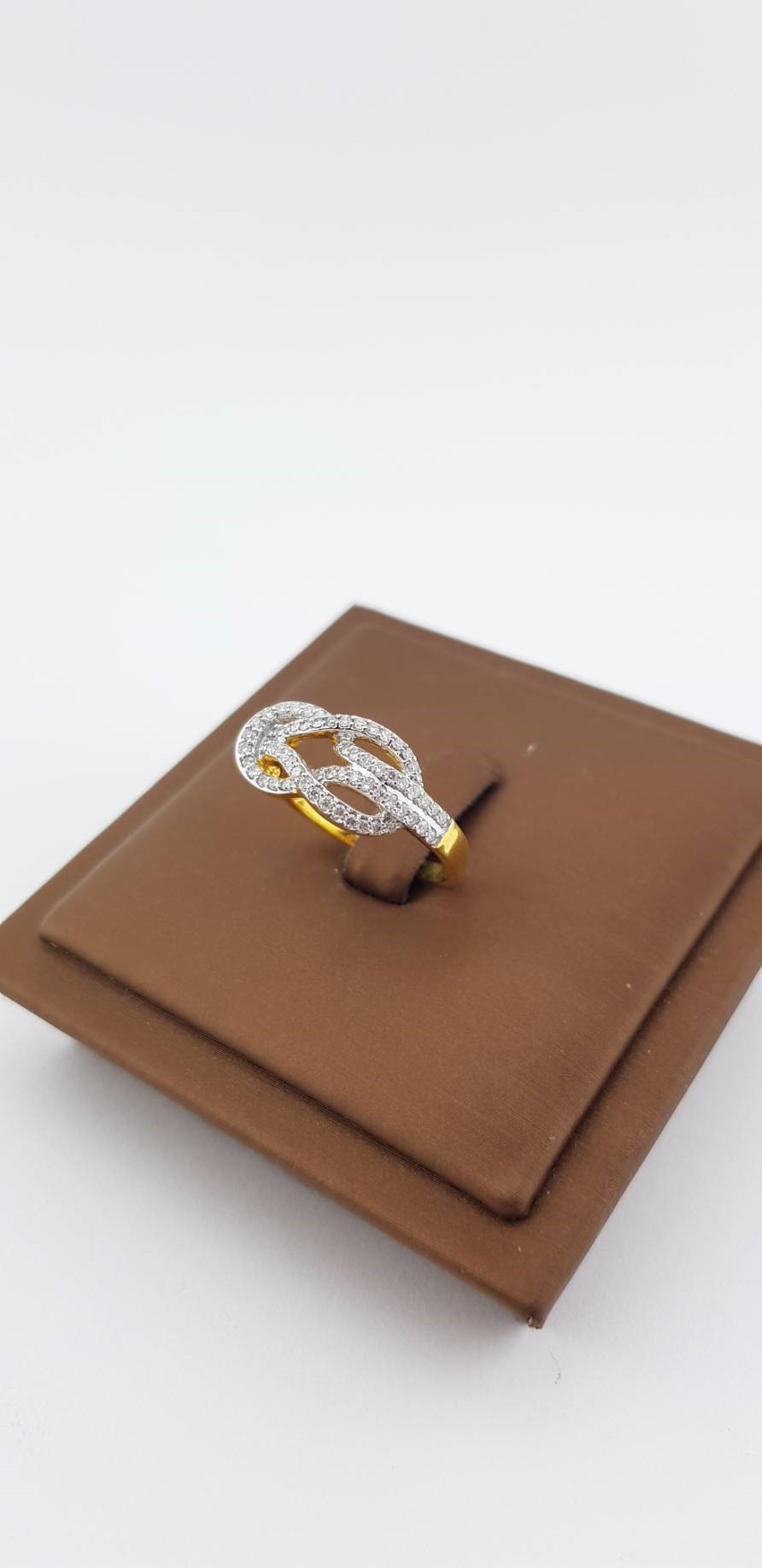 สั่งผลิตเพชรเบลเยี่ยมคัท แหวนแต่งงาน แหวนหมั้น ใส่เที่ยว ออกงาน แหวนทองคำ 18K เพชรแท้ 0.44 กะรัต 3.59 กรัม น้ำ 99 ราคาถูกมาก มีใบรับประกันค่ะ