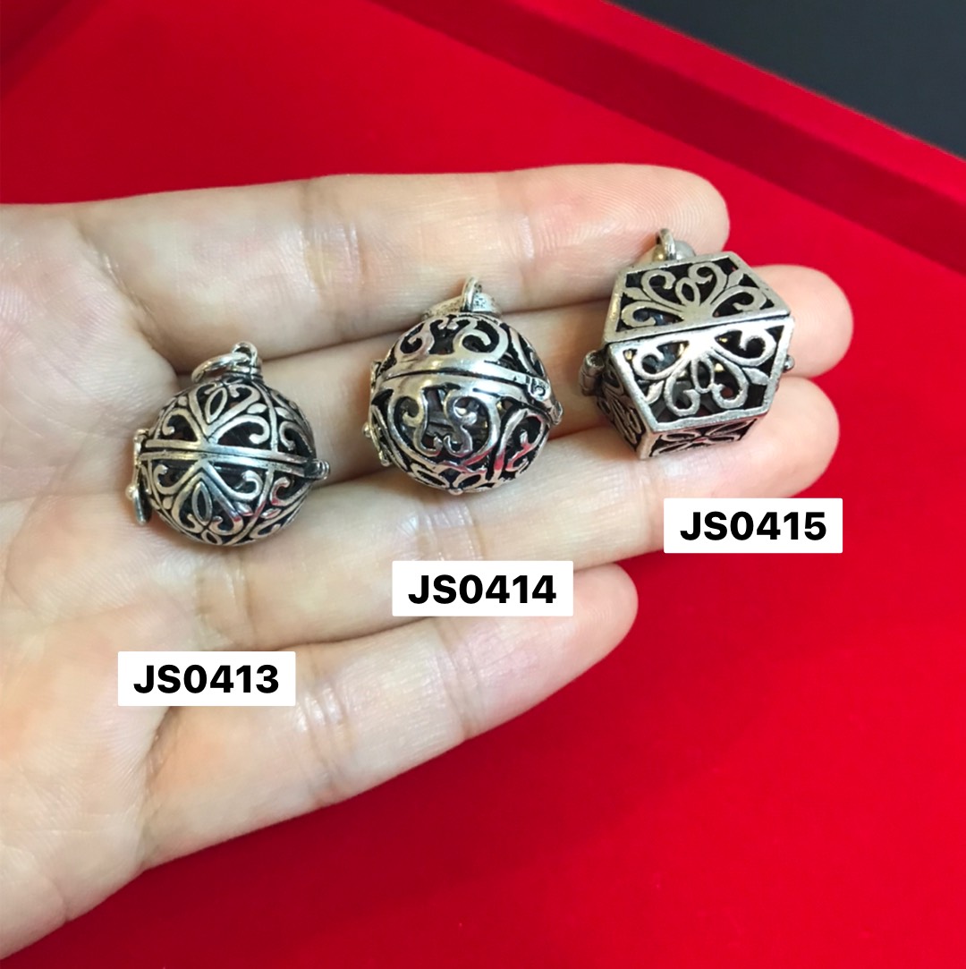 ผอบเงินแท้92.5% ผอบแบบเปิดได้ สามารถใส่เม็ดพลอยชิ้นเล็กๆ ด้านในได้ค่ะ ไม่เกิน 13mm.-15mm.(เนื้อเงินแท้)