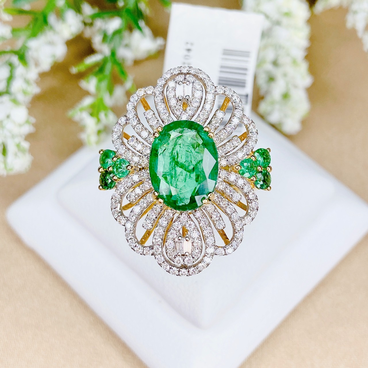 หวนพลอยมรกตแซมเบียสีเขียว Green ล้อมเพชรบริวารโดยรอบแบบวินเทจ ประดับบ่าด้วยแซมเบียชั้นสุดท้าย *** พร้อมเซอร์จาก IGA รับรอง