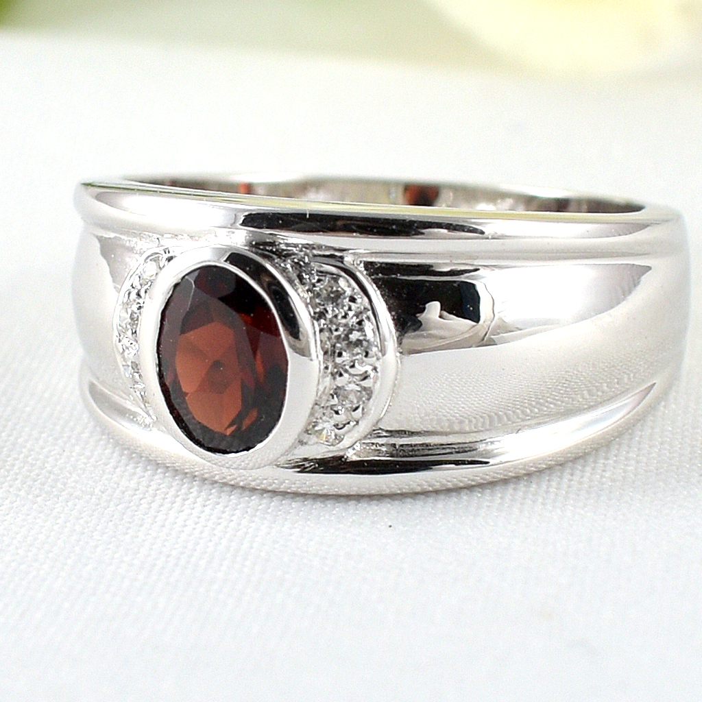 แหวนเงินแท้ราคาถูกชุบทองคำขาว พลอยแท้โกเมน 0.95 กะรัต เพชรCZ 0.08 กะรัต งานประณีตสวยงาม สั่งผลิตค่ะ