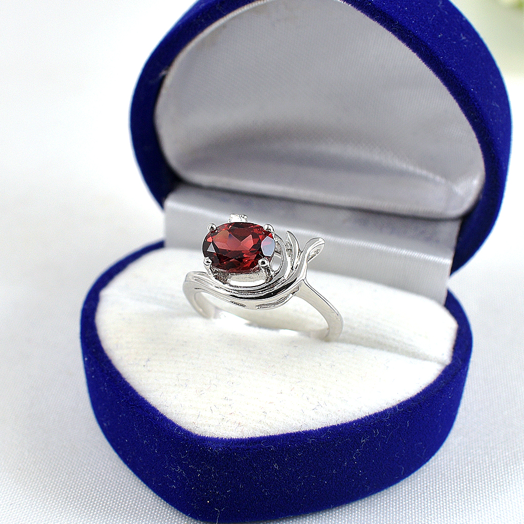 แหวนเงินแท้ราคาถูกชุบทองคำขาว พลอยแท้โกเมน 1.65 กะรัต เพชรCZ 0.04 กะรัต งานประณีตสวยงาม สั่งผลิตค่ะ