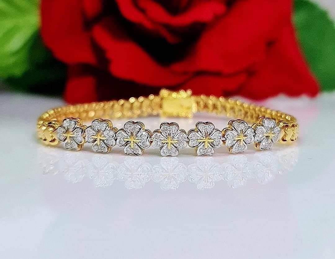 พร้อมส่งและสั่งผลิตสร้อยข้อมือทองเพชรแท้ ใบโคลเวอร์มอบโชค นำพาโชคดีมาสู่เรา เพชรเยอะมากค่ะ แต่งงาน หมั้น ใส่เที่ยว ออกงาน ทองคำ 9K เพชรแท้ 0.30 กะรัต 56 เม็ด ราคาถูกมาก ส่งฟรี