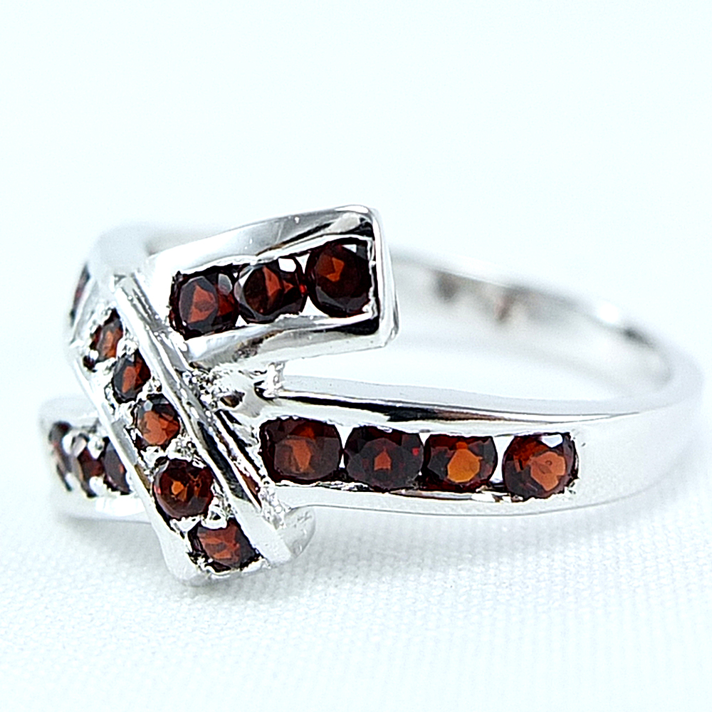 แหวนเงินแท้ราคาถูกชุบทองคำขาว พลอยแท้โกเมนเม็ดกลาง 0.66 กะรัต เม็ดข้าง 0.12 กะรัต งานประณีตสวยงาม สั่งผลิตค่ะ