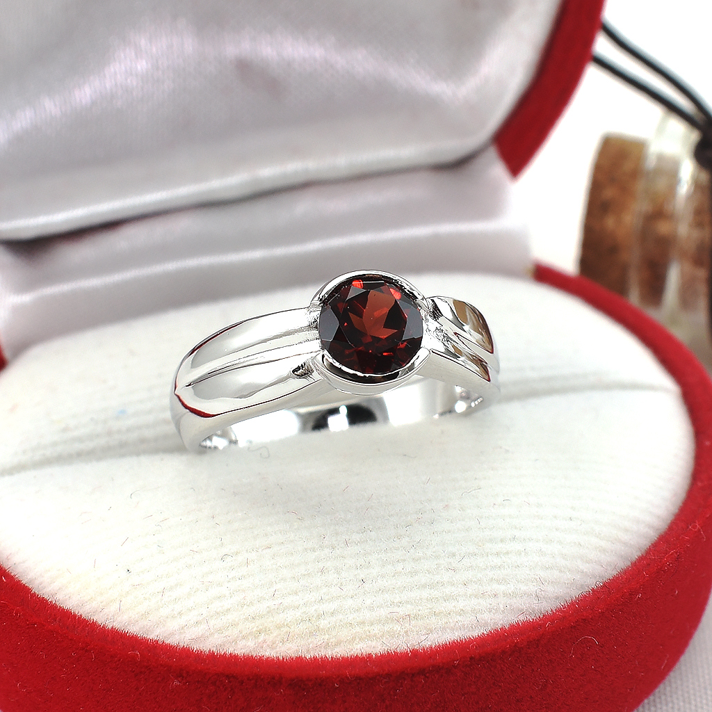 แหวนเงินแท้ราคาถูกชุบทองคำขาว โกเมนแท้ 1.20 กะรัต งานประณีตสวยงาม สั่งผลิตค่ะ