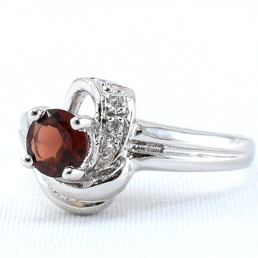 แหวนเงินแท้ราคาถูกชุบทองคำขาว พลอยแท้โกเมน 0.61 กะรัต เพชรCZ 0.034 กะรัต งานประณีตสวยงาม สั่งผลิตค่ะ