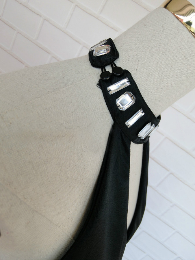 ชุดเดรสแนวเซ็กซี่โชว์หลัง ถักรูปหอไอเฟล รหัส 1743