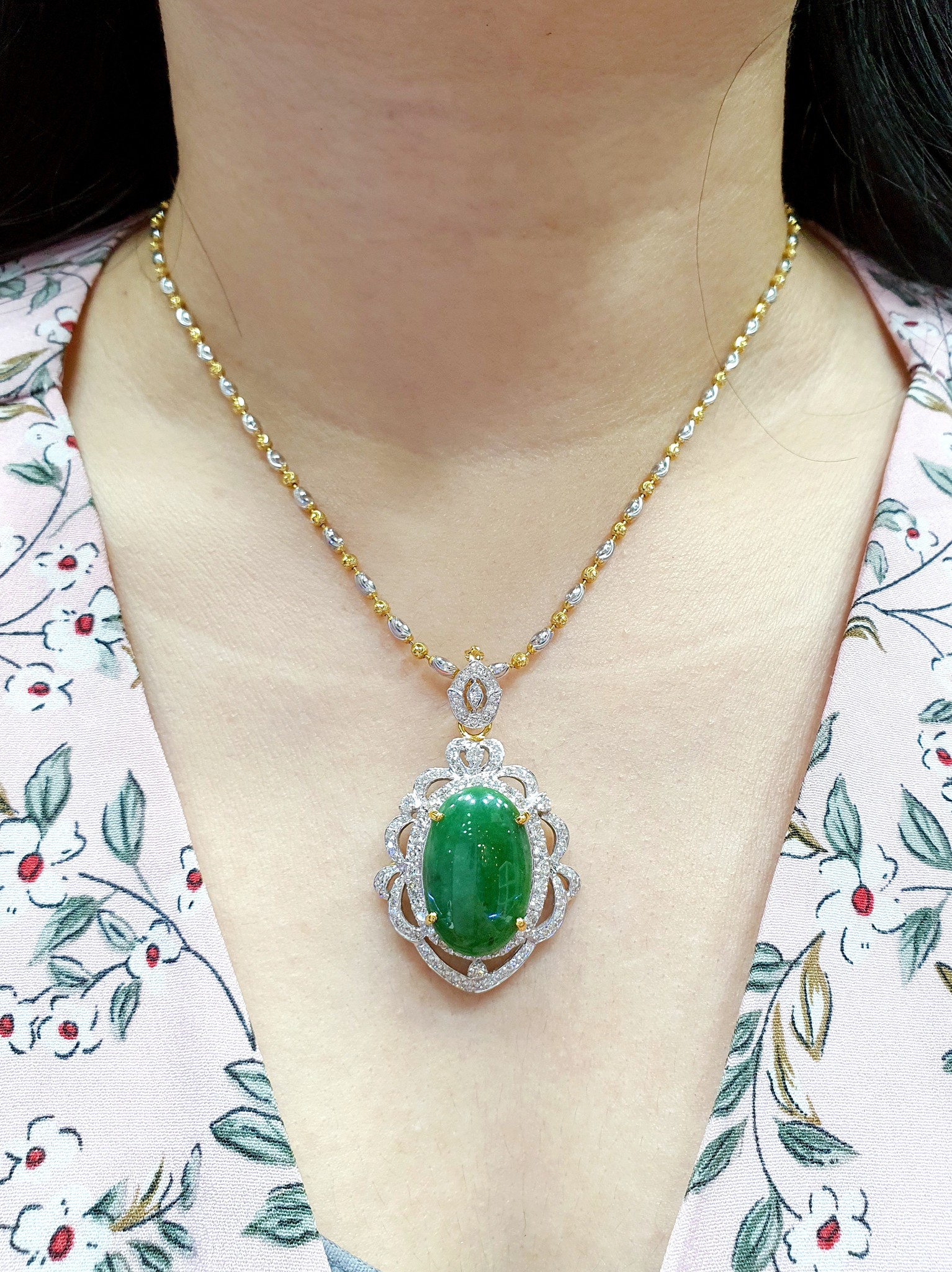 พร้อมส่งและสั่งผลิตจี้พลอยหยกพม่าแท้Type A สีสวยล้อมด้วยเพชรเบลเยี่ยมขาวใสสะอาด เล่นไฟวิ้งวับ จี้ขนาดกลางสวยหรู(ไหหลำถอดได้)แขวนกับสร้อย/โชคเกอร์สวยเจิดจรัสสะดุดตา ใส่เที่ยว ออกงาน ทองคำ 9K เพชรแท้ 1.48 กะรัต 108 เม็ด ราคาถูกมาก ส่งฟรี