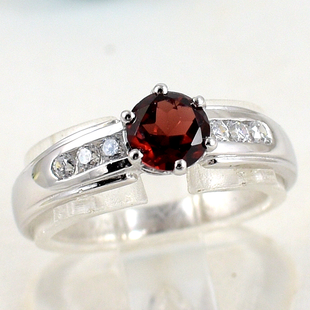 แหวนเงินแท้ราคาถูกชุบทองคำขาว พลอยแท้โกเมน 0.65 กะรัต เพชรCZ 0.15 กะรัต งานประณีตสวยงาม สั่งผลิตค่ะ