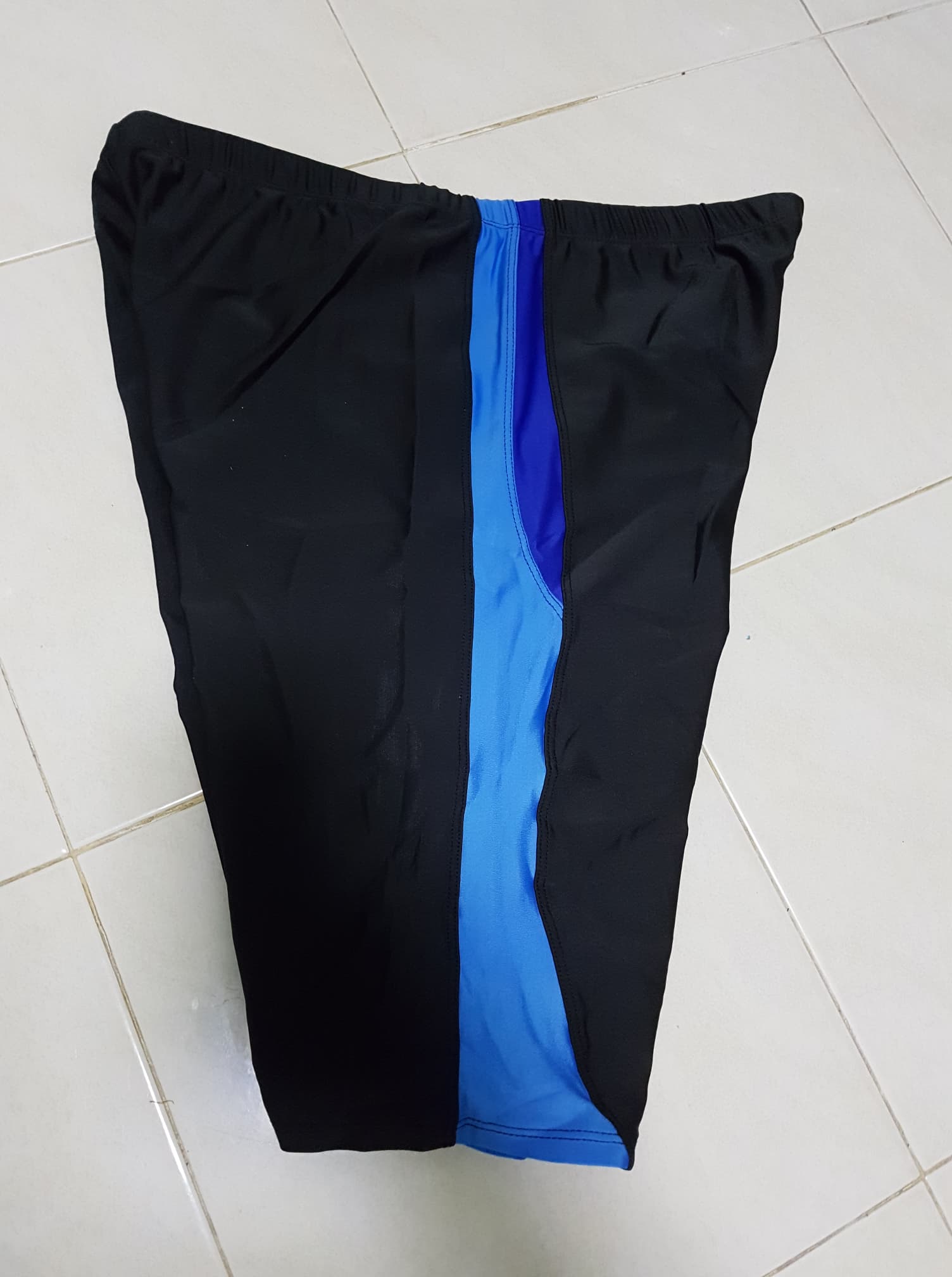 กางเกงว่ายน้ำชาย ขาสามส่วน รอบเอว 38-46 สะโพก 46-56ยาว21 นิ้วผ้าดี มีเชือกผูกค่ะ