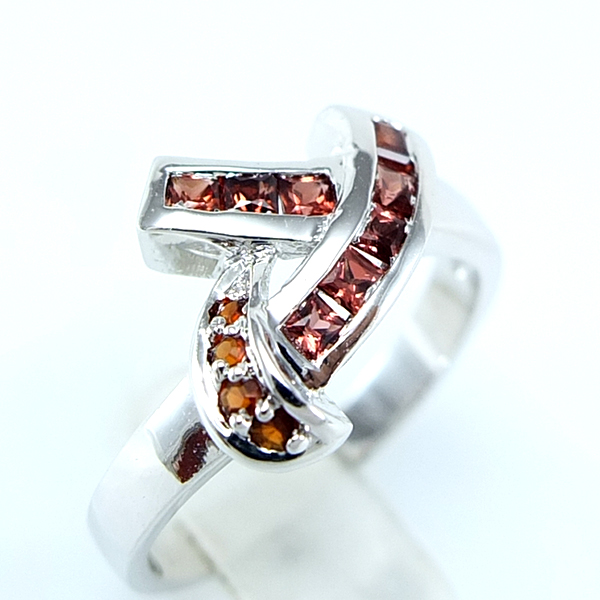 แหวนเงินแท้ราคาถูกชุบทองคำขาว พลอยแท้โกเมนเม็ดกลาง 0.60 กะรัต เม็ดข้าง 0.056 กะรัต งานประณีตสวยงาม สั่งผลิตค่ะ