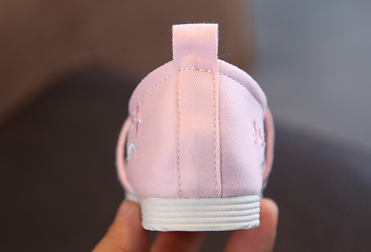 F รองเท้าจีนเด็ก ลายดอกไม้ หัวแหลม สีชมพูอ่อน