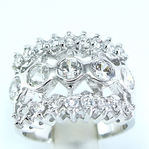 แหวนเงินแท้ราคาถูกชุบทองคำขาว เพชรCZเม็ดกลาง 1.0 กะรัต เพชรCZเม็ดข้าง 0.54 กะรัต งานประณีตสวยงาม สั่งผลิตค่ะ