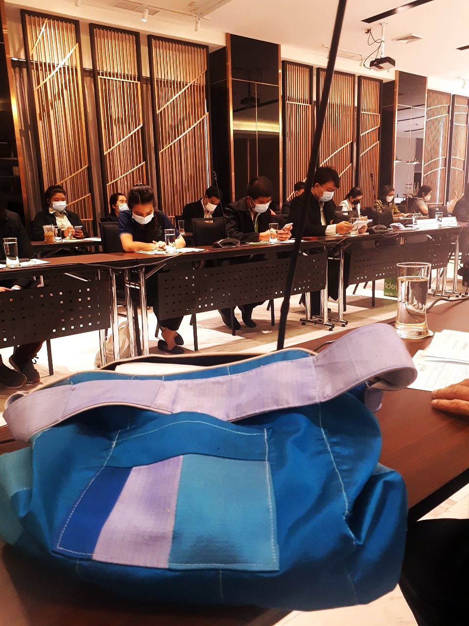 SIVAREE Circular Bag กระเป๋าผ้าไหมลดโลกร้อน ลดพลังงาน ดูแลสิ่งแวดล้อม ราคาพร้อมส่ง ฟ้า,ครีมและแดงไหมเก่า