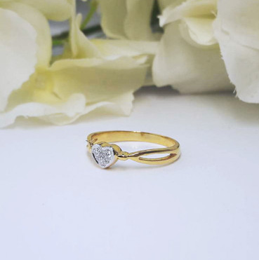 สั่งผลิตเพชรเบลเยี่ยมคัท แหวนแต่งงาน แหวนหมั้น ใส่เที่ยว ออกงาน แหวนทองคำ 18K เพชรแท้ 0.06 กะรัต 2.11 กรัม น้ำ 99 ราคาถูกมาก มีใบรับประกันค่ะ