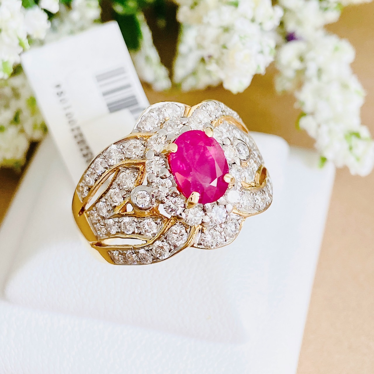 แหวนพลอยทับทิมพม่าเผาเก่า Ruby bermes ล้อมเพชรรอบ ดีไซน์งาน Antique สองชั้น สีชมพูอมแดง เจียระไนเหลี่ยมเพชร มาสวยมากๆค่ะ ตัวเรือน Yellow Gold เพชรขาวสวยเล่นไฟดี