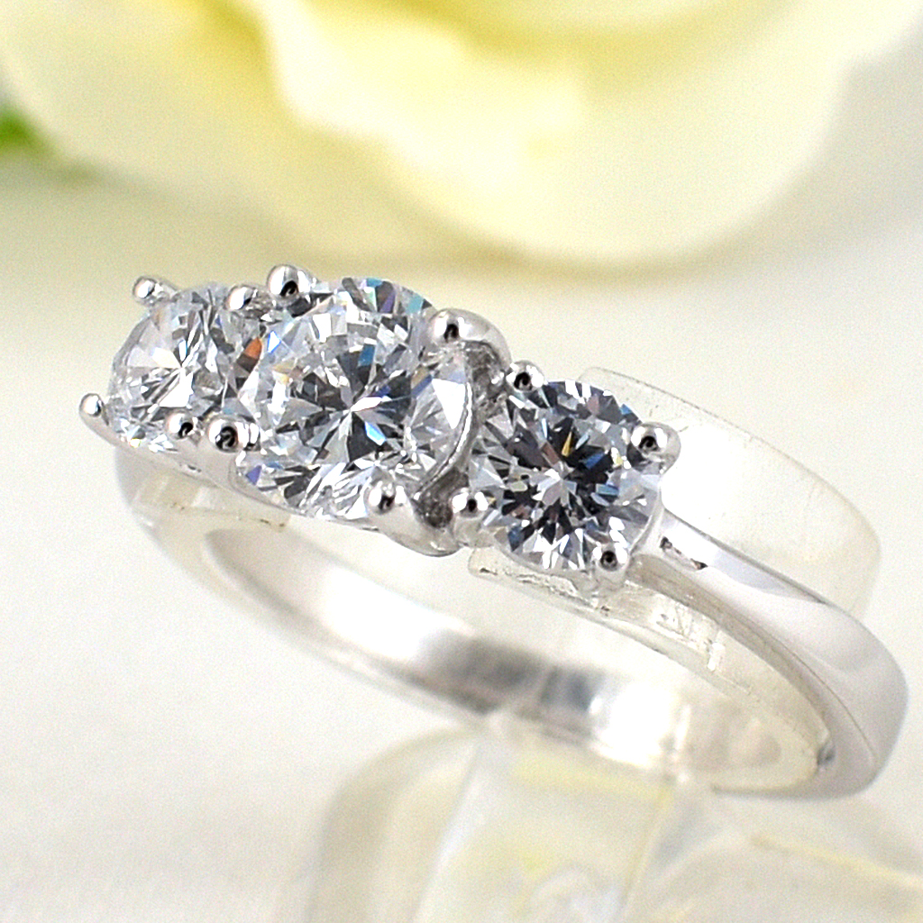 แหวนเงินแท้ราคาถูกชุบทองคำขาว เพชรCZเม็ดกลาง 0.80 กะรัต เพชรCZเม็ดข้าง 0.50 กะรัต งานประณีตสวยงาม สั่งผลิตค่ะ