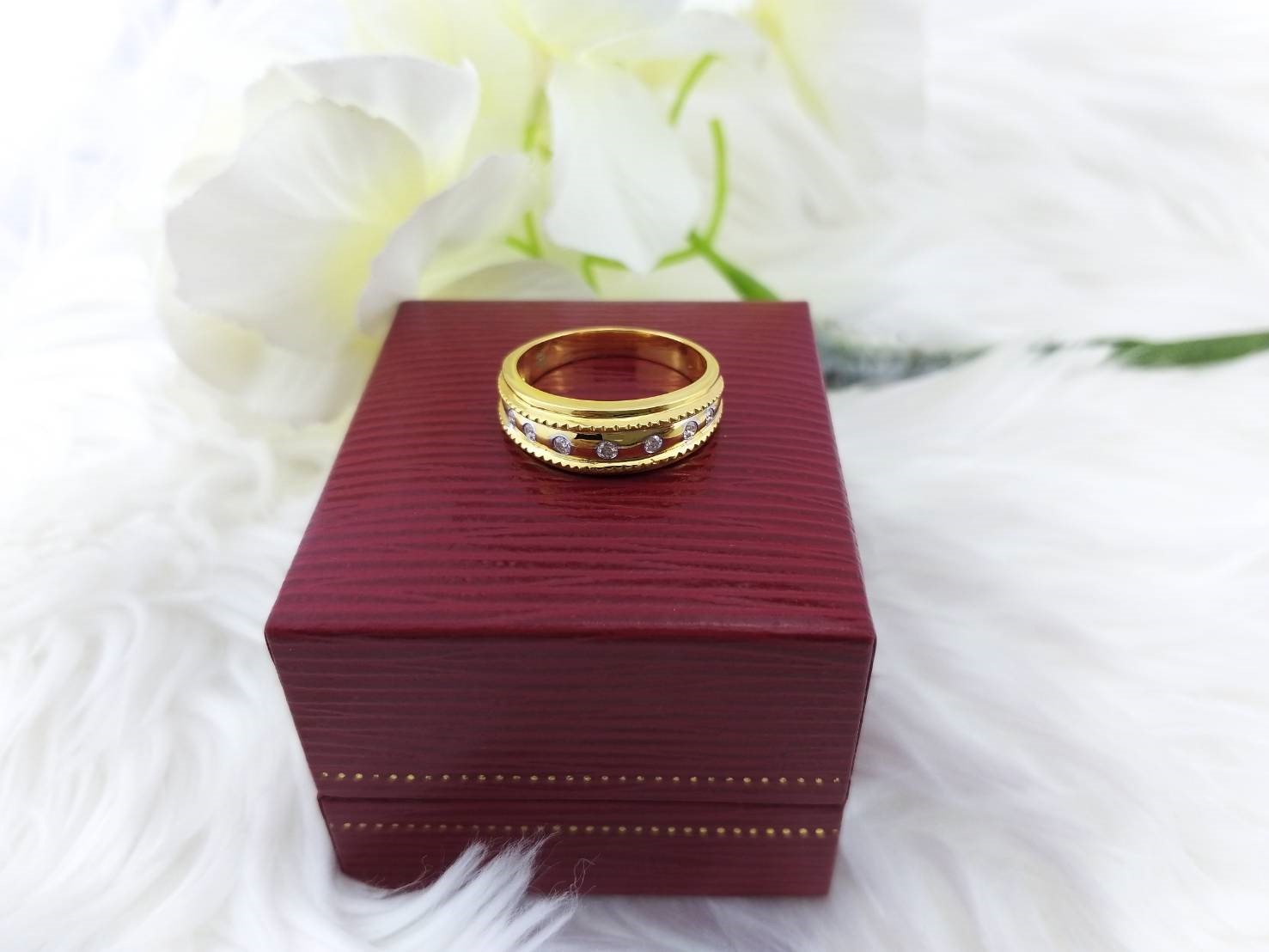 สั่งผลิตเพชรเบลเยี่ยมคัท แหวนแต่งงาน แหวนหมั้น ใส่เที่ยว ออกงาน แหวนทองคำ 18K เพชรแท้ 0.13 กะรัต 4.77 กรัม น้ำ 99 ราคาถูกมาก มีใบรับประกันค่ะ