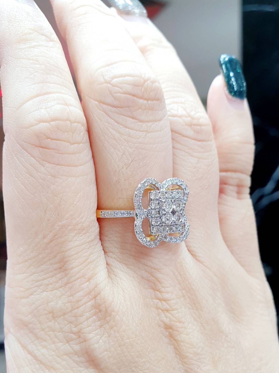 พร้อมส่งและสั่งผลิตแหวนเพชรแท้กระจุกทรงสี่เหลี่ยมสวยหรู ทรงชู ใส่สวยโดดเด่น สามารถสวมติดนิ้วได้ทุกวัน ทุกโอกาส แหวนแต่งงาน แหวนหมั้น ใส่เที่ยว ออกงาน แหวนทองคำ 18K เพชรแท้ 0.85 กะรัต 62 เม็ด ราคาถูกมาก ส่งฟรี