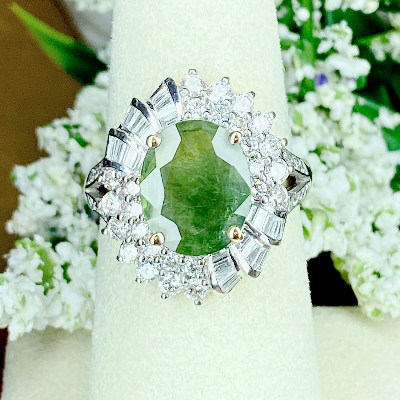 แหวนพลอยเขียวส่องประดับเพชร (Design Cocktail Ring) เขียวส่องมาใหม่ สีสวยเหลี่ยมเล่นไฟ เจียระไนแบบเหลี่ยมเพชรรูปไข่ (Oval Shape) ไซส์ใหญ่มาก ล้อมเพชรลูกเม็ดใหญ่ทุกเม็ด