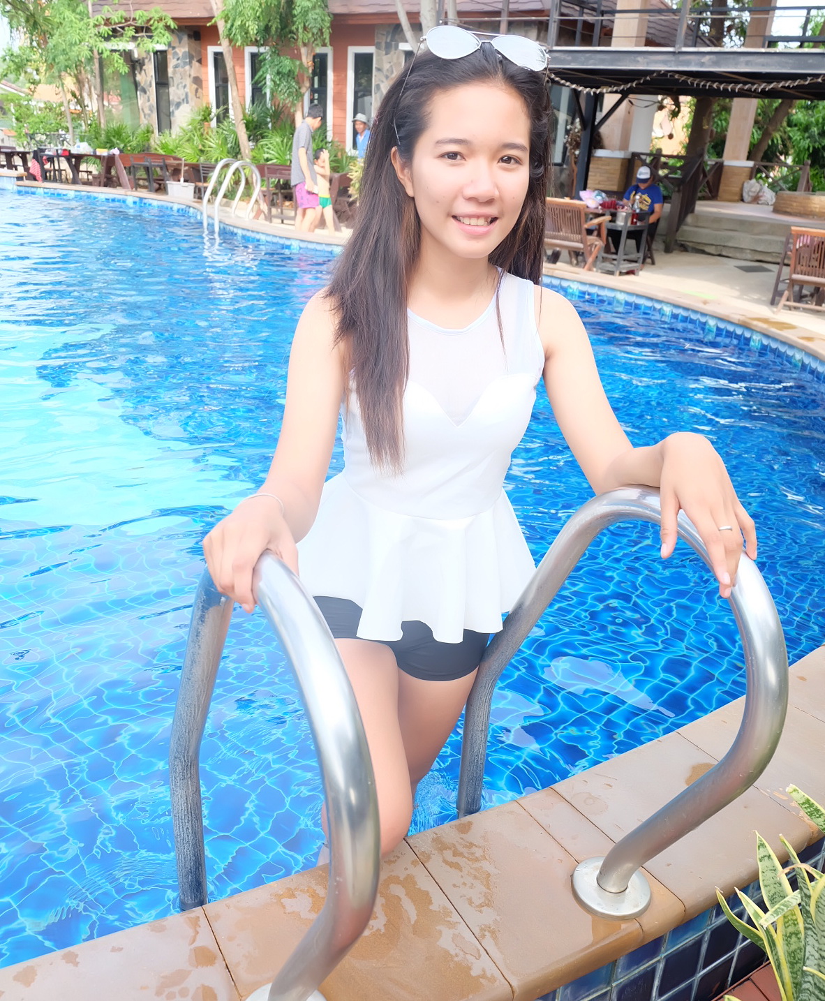 ชุดว่ายน้ำสีขาว กางเกงดำ รอบอก 30-34 นิ้ว รอบเอว 22-28 สะโพก 32-38 นิ้ว เนื้อผ้าดี งานสวยค่ะ