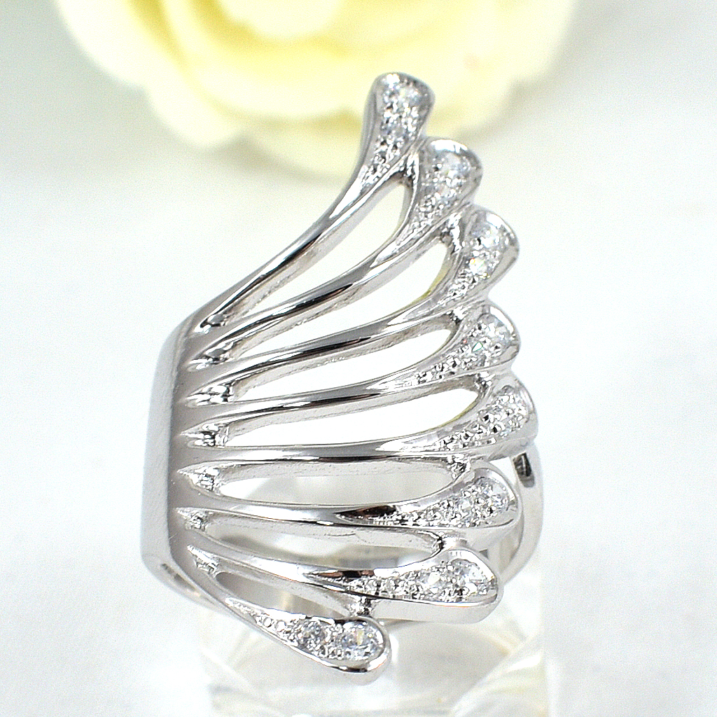 แหวนเงินแท้ราคาถูกชุบทองคำขาว เพชรCZเม็ดกลาง 0.24 กะรัต เพชรCZเม็ดข้าง 0.12 กะรัต งานประณีตสวยงาม สั่งผลิตค่ะ