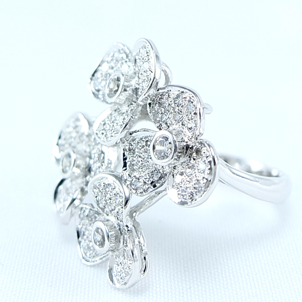 แหวนเงินแท้ราคาถูกชุบทองคำขาว เพชรCZเม็ดกลาง 0.12 กะรัต เพชรCZเม็ดข้าง 0.126 กะรัต งานประณีตสวยงาม สั่งผลิตค่ะ