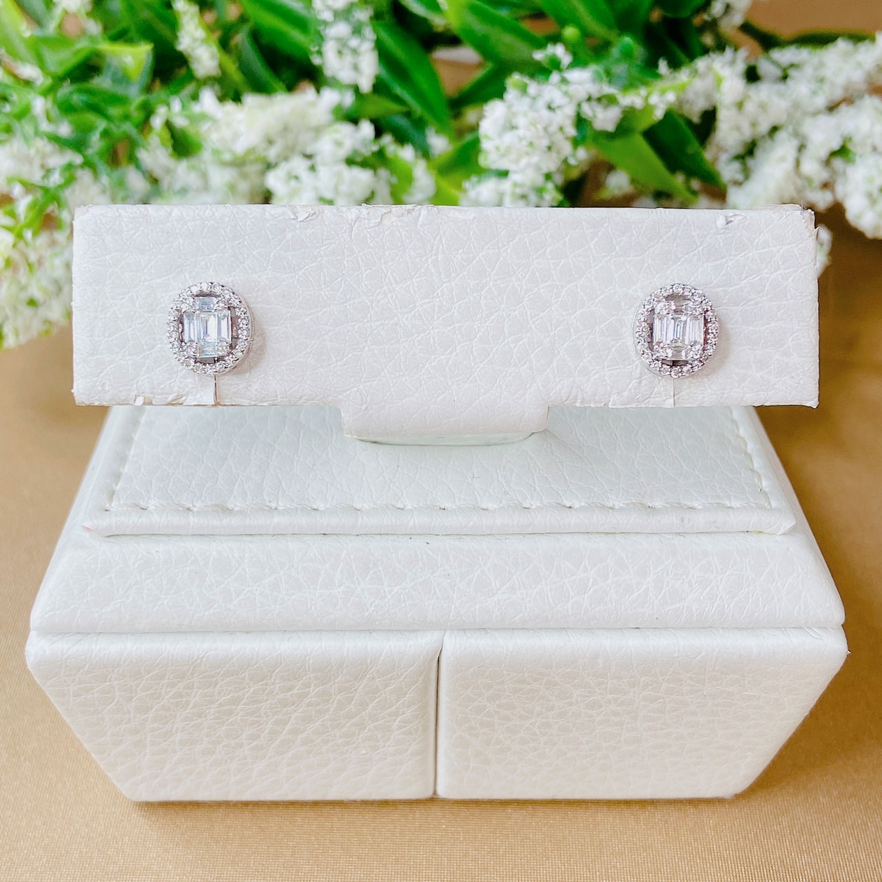 ต่างหูเพชรแทปเปอร์ ล้อมเพชรกลม เป็นทรงวงรี ใส่แล้วน่ารักมากๆค่ะ ตัวเรือน White Gold.ใส่สวย ติดหู ใส่ได้ทุกโอกาส เพชรสวยเล่นไฟดีค่ะ