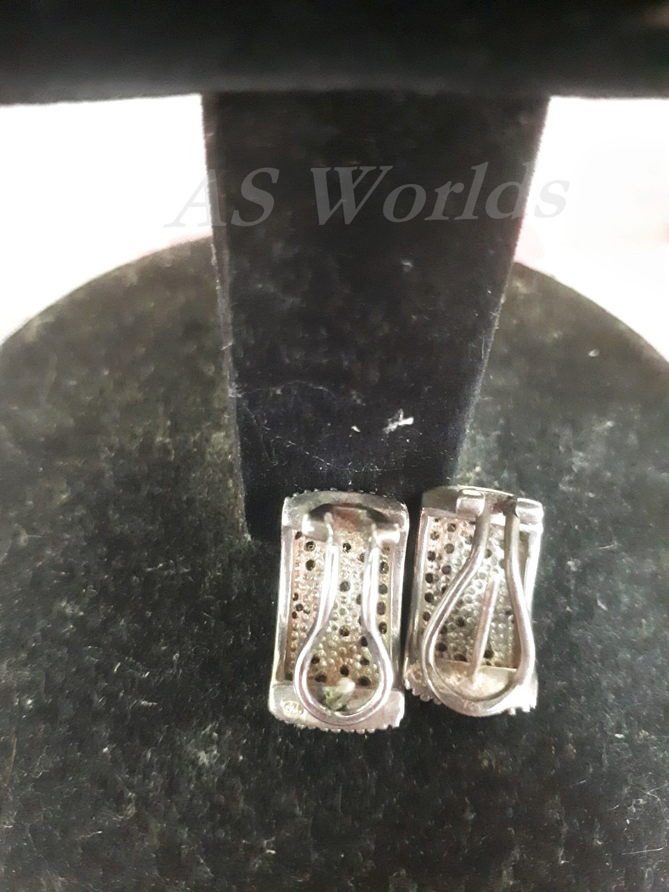 SIVA ต่างหูเงินฝั่งพลอยมรกตแต่งดอกเงิน ตัวเรือนสีเงินมรกตสีเขียว