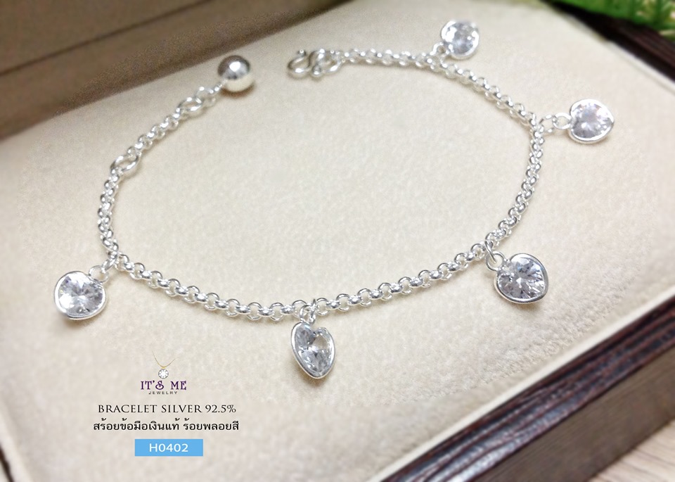 สร้อยข้อมือเงินแท้92.5% ร้อยตุ้งติ้งหัวใจพลอยสี ขนาดหัวใจประมาณ 0.5 cm. ค่ะ ข้อมือเส้นไม่ใหญ่มาก น่ารักๆ จ้า