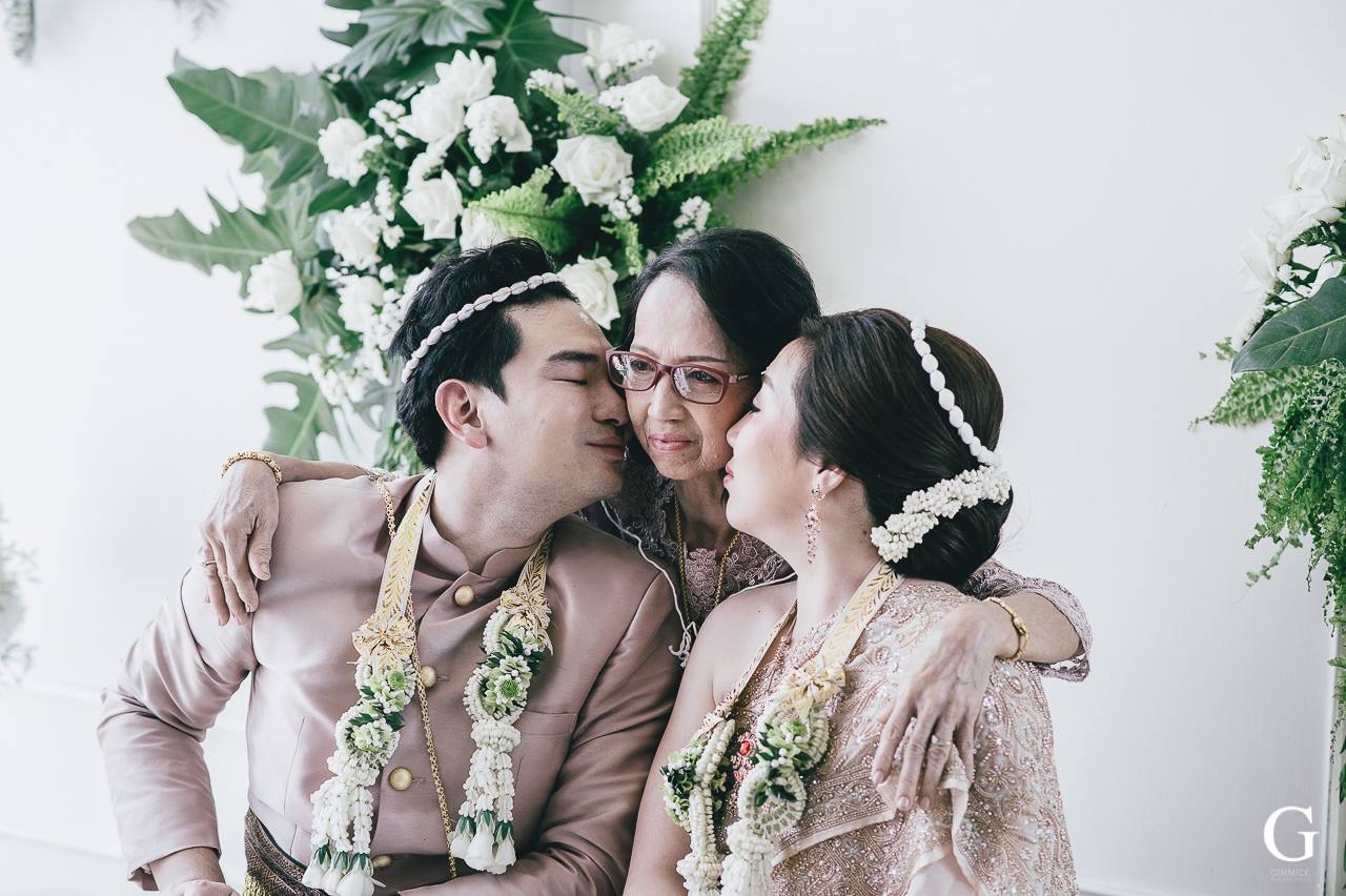 Backdropหลั่งน้ำสังข์ โทนขาวเขียว งานแต่งคุณตั้ม คุณซินดี้