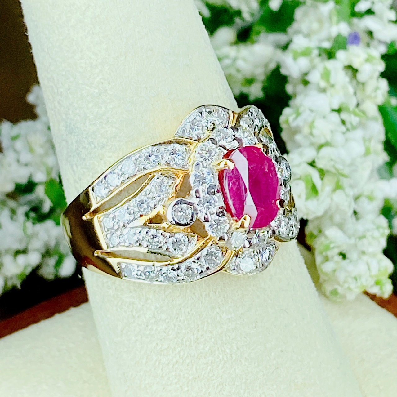 แหวนพลอยทับทิมพม่าเผาเก่า Ruby bermes ล้อมเพชรรอบ ดีไซน์งาน Antique สองชั้น สีชมพูอมแดง เจียระไนเหลี่ยมเพชร มาสวยมากๆค่ะ ตัวเรือน Yellow Gold เพชรขาวสวยเล่นไฟดี