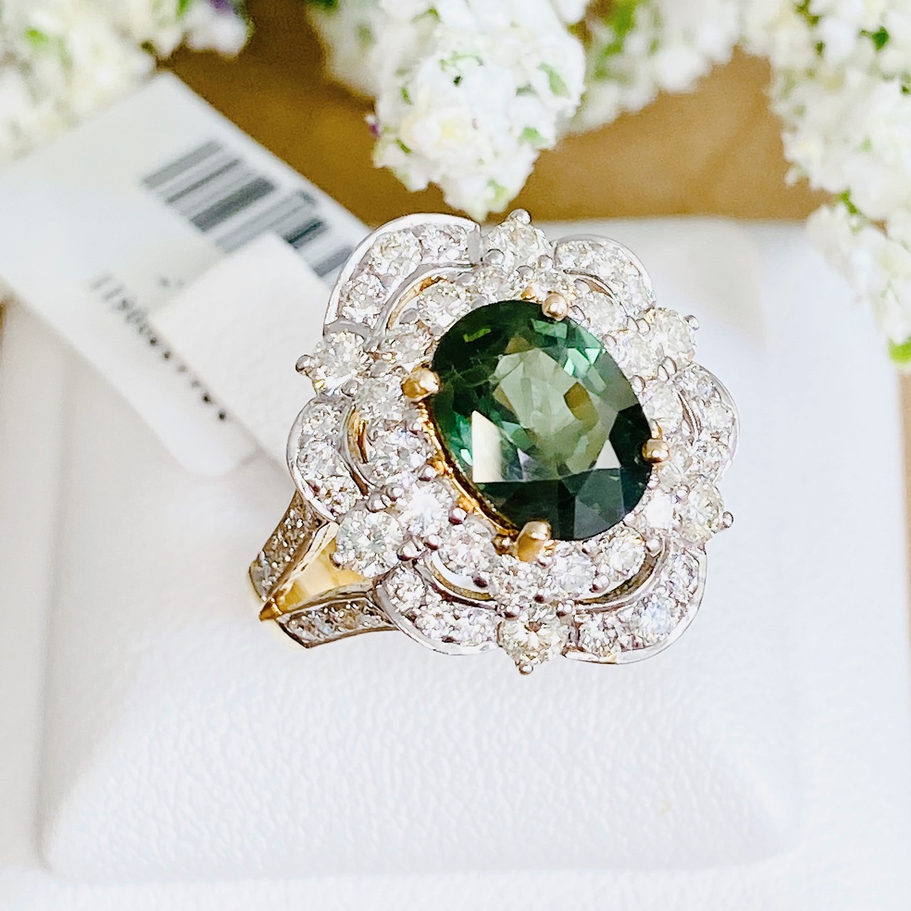 แหวนพลอยเขียวส่องประดับเพชร (Design Cocktail Ring) เขียวส่องเม็ดมาใหม่ สีสวยเหลี่ยมเล่นไฟ เจียระไนแบบเหลี่ยมเพชรรูปไข่ (Oval Shape) ล้อมเพชรสวย ไฟเต็มทุกเม็ด