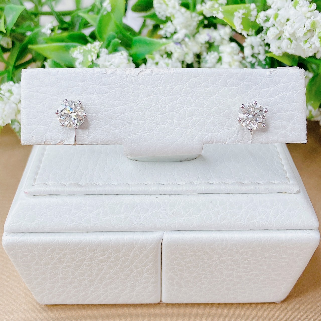 ต่างหูเพชรเม็ดเดี่ยวล้อมเพชรรอบทรงกลม เพชรกลาง เพชรเม็ดละ 75 ตัง ล้อมเพชรรอบ น้ำ98 คู่ใหญ่ น้ำสวย