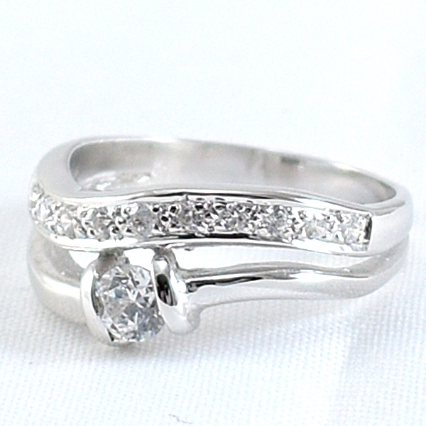 แหวนเงินแท้ราคาถูกชุบทองคำขาว เพชรCZเม็ดกลาง 0.25 กะรัต เพชรCZเม็ดข้าง 0.15 กะรัต งานประณีตสวยงาม สั่งผลิตค่ะ