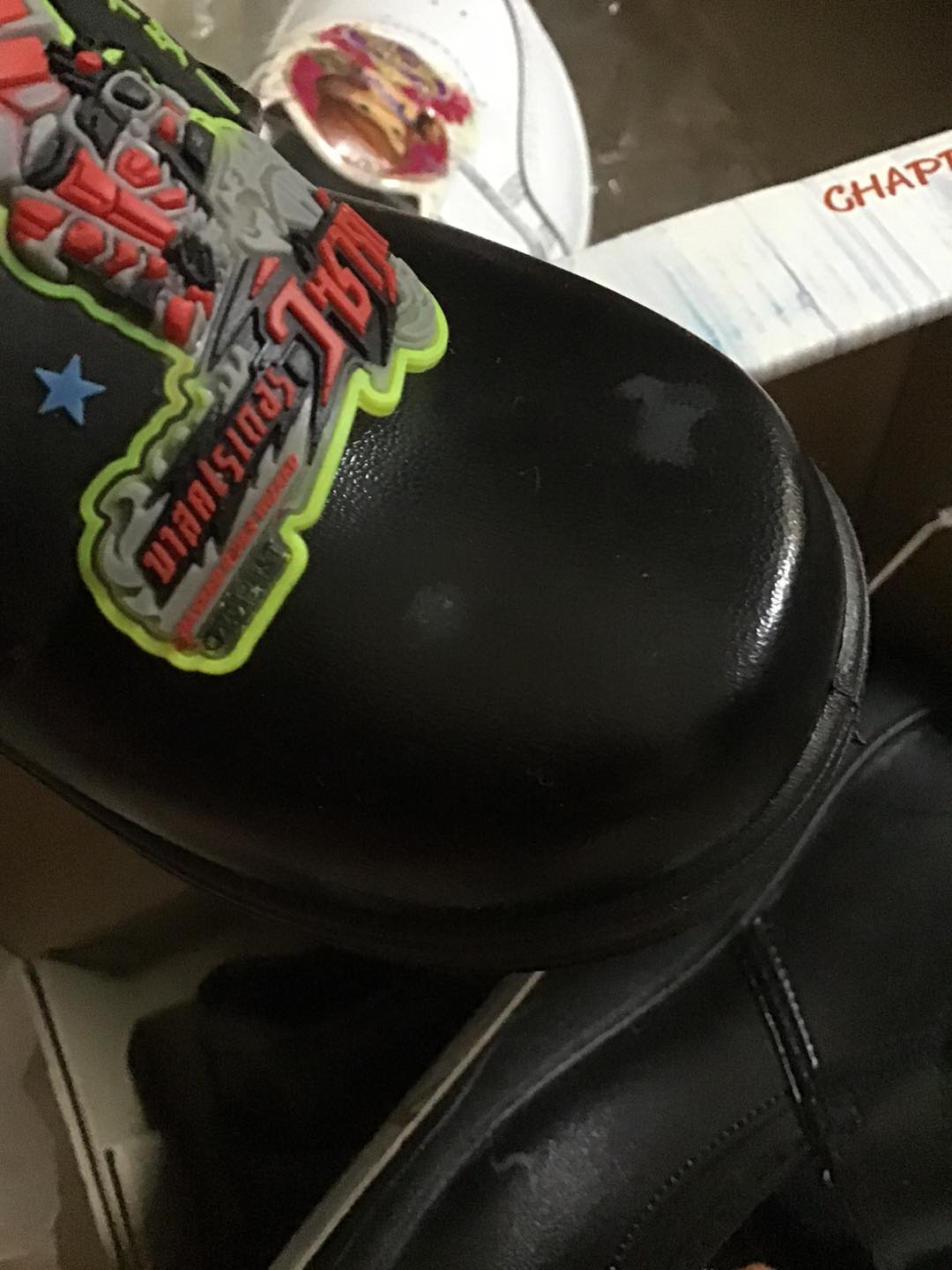 รองเท้านักเรียนเด็กชาย ลายไอมดแดงสีดำ