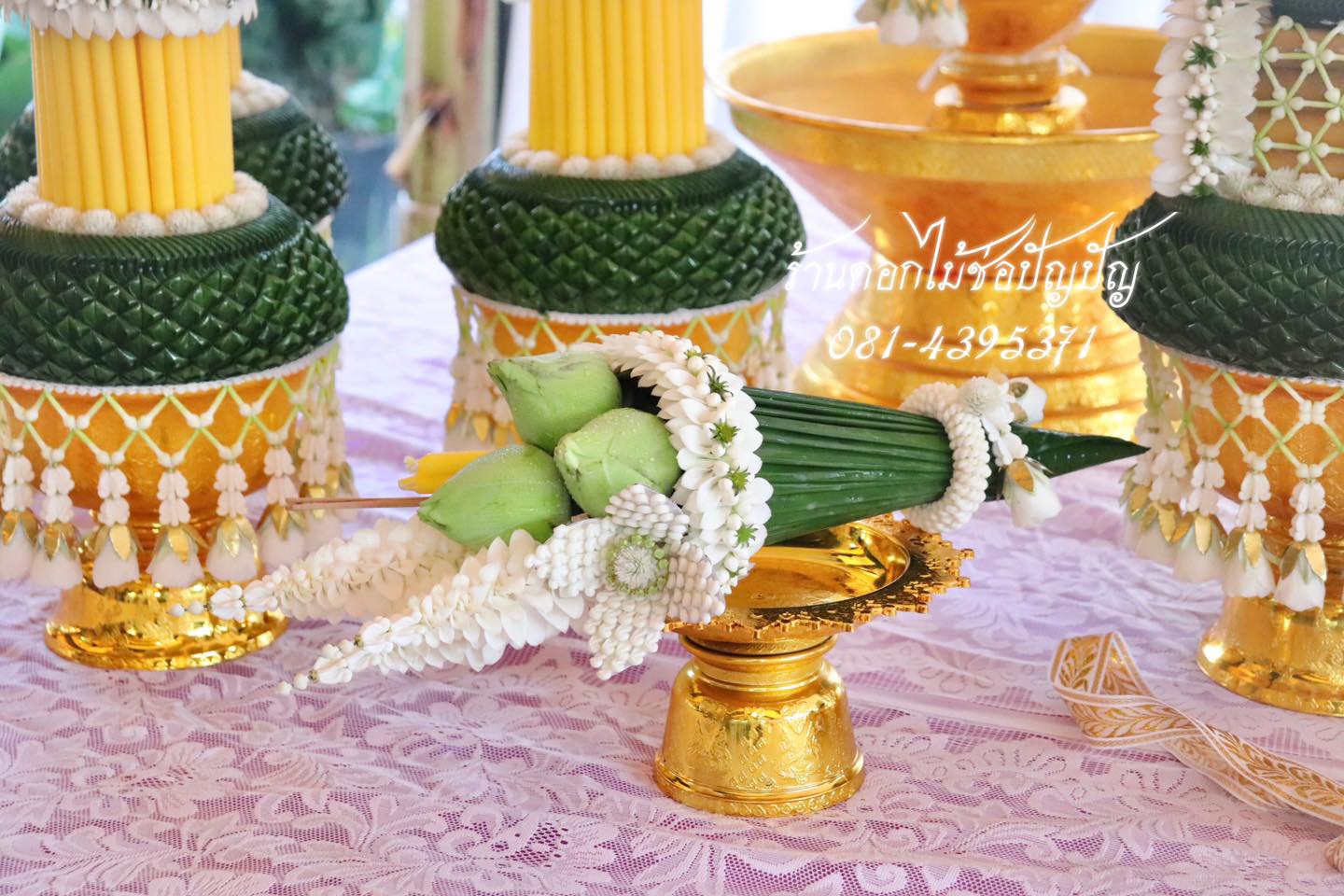 เครื่องบวชดอกไม้สด สีขาวขั้วทอง