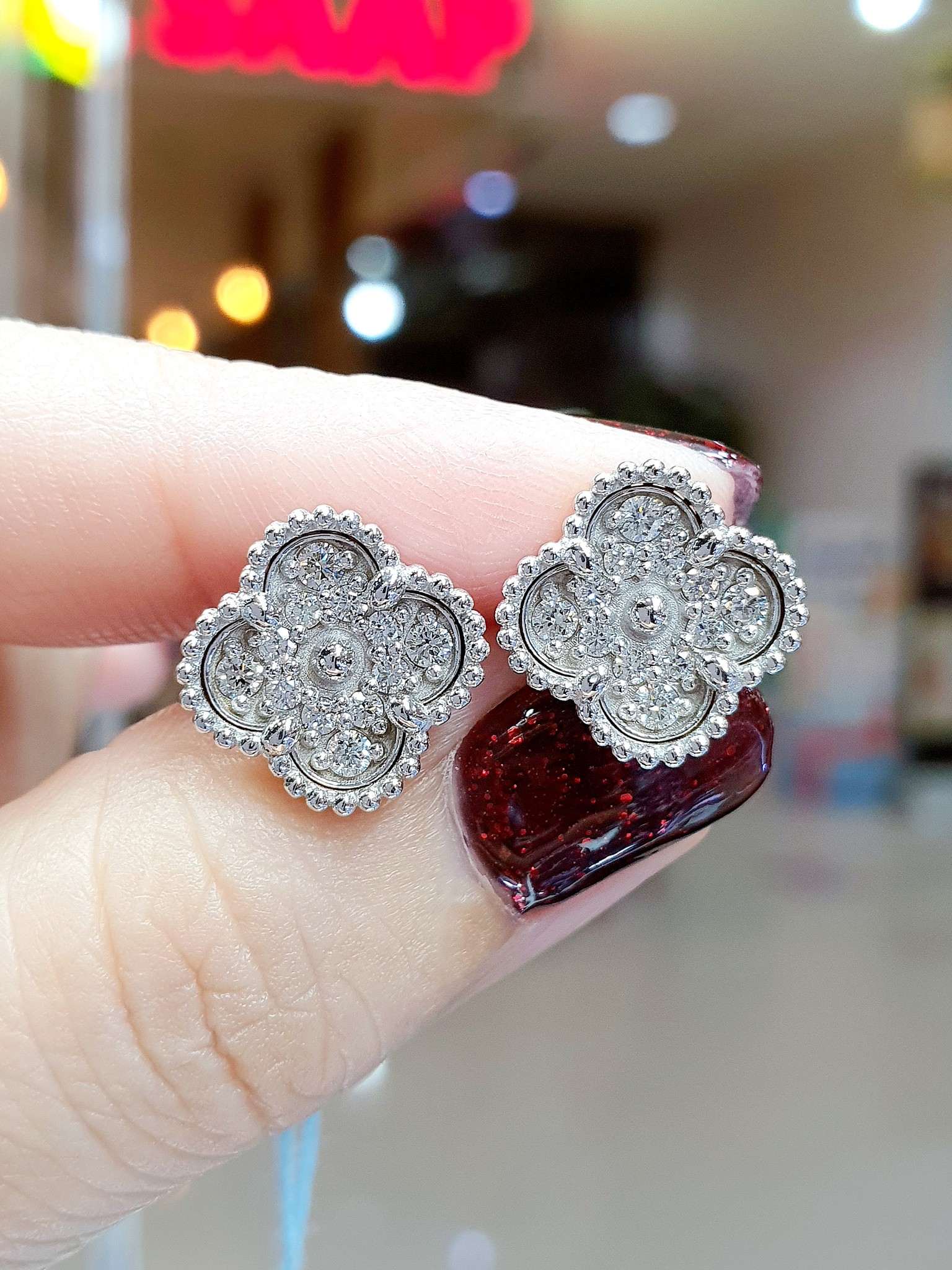 พร้อมส่งและสั่งผลิตต่างหูเพชรแท้กระจุกดอกไม้แบบแบรนด์ดังสวยน่ารักและมีสไตล์บ่งบอกถึงความมีรสนิยมของผู้สวมใส่ แต่งงาน หมั้น ใส่เที่ยว ออกงาน ทองคำ 9K เพชรแท้ 0.40 กะรัต 24 เม็๋ด ราคาถูกมาก ส่งฟรี