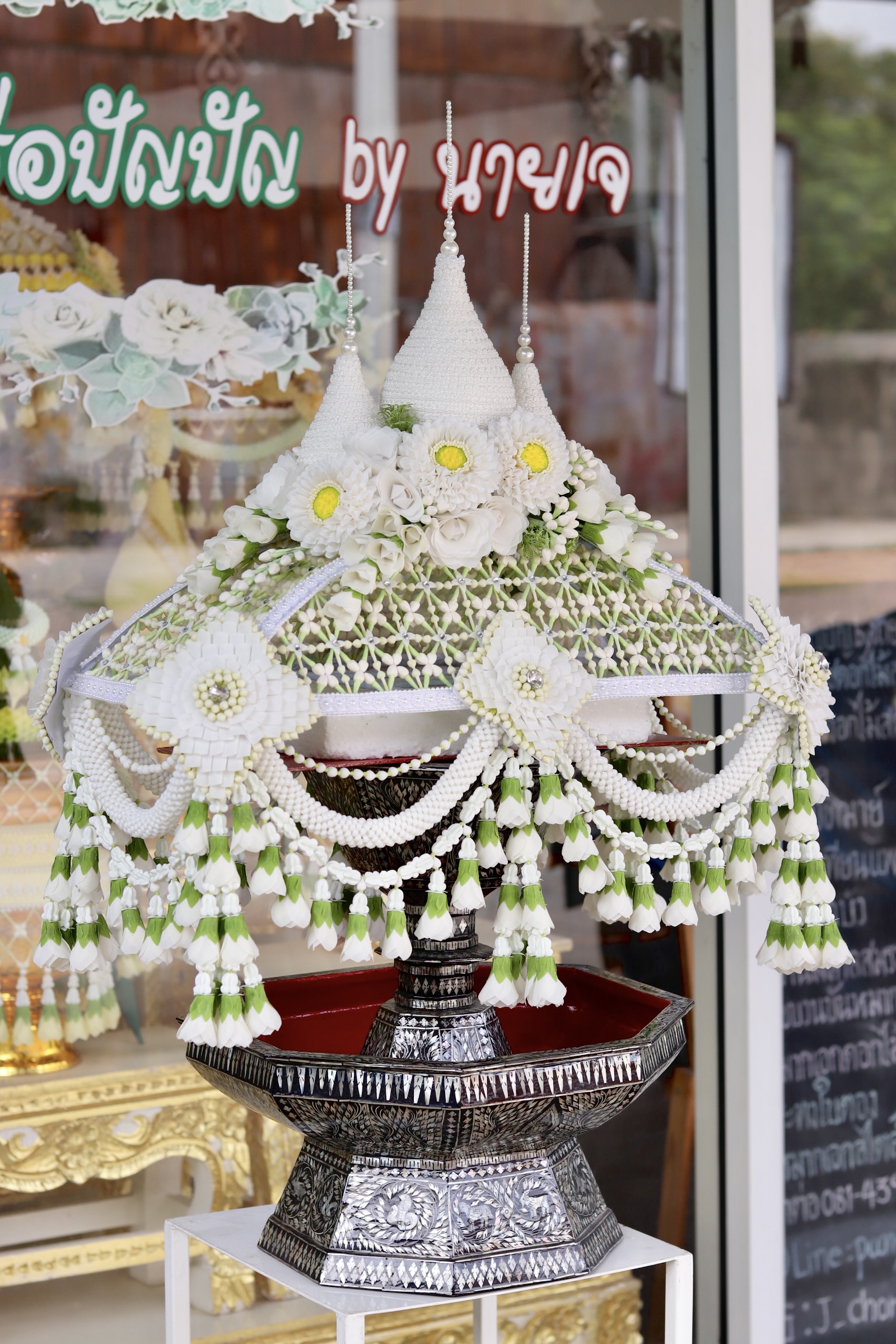 ดอกไม้ประดิษฐ์คลุมผ้าไตร โทนสีขาว