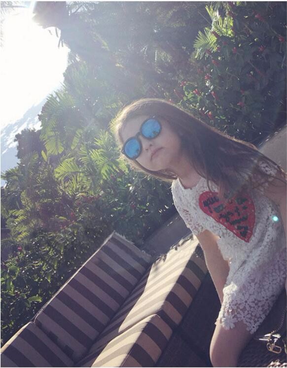 ชุดเด็ก : เดรสผ้าลูกไม้สีขาว แต่งหัวใจสีแดง