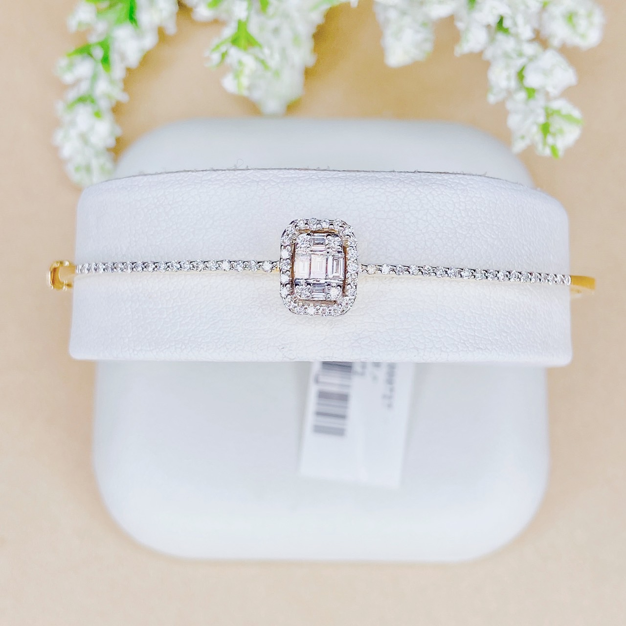 กำไลเพชรบาร์เก็ตประกบล้อมเพชร ฝังเพชรครึ่งวง ใส่แล้วเหมือนเพชรรอบวง เต็มข้อมือเลยค่ะ