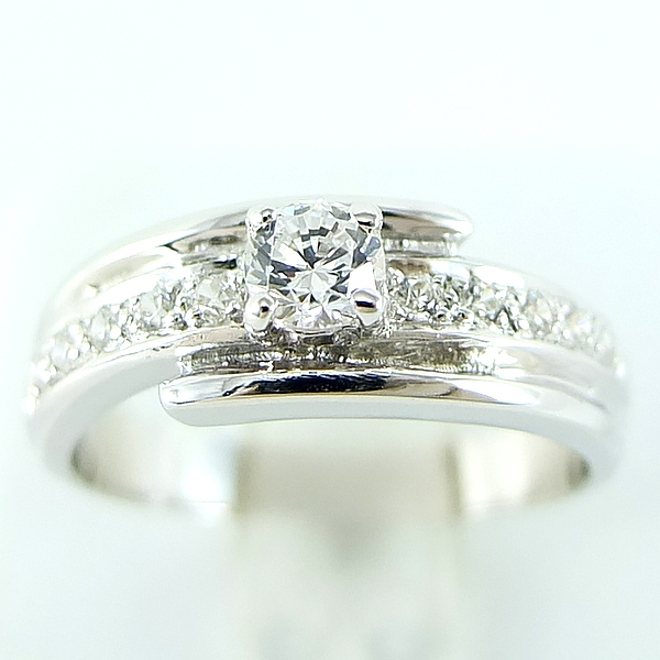 แหวนเงินแท้ราคาถูกชุบทองคำขาว เพชรCZเม็ดกลาง 0.25 กะรัต เพชรCZเม็ดข้าง 0.15 กะรัต งานประณีตสวยงาม สั่งผลิตค่ะ