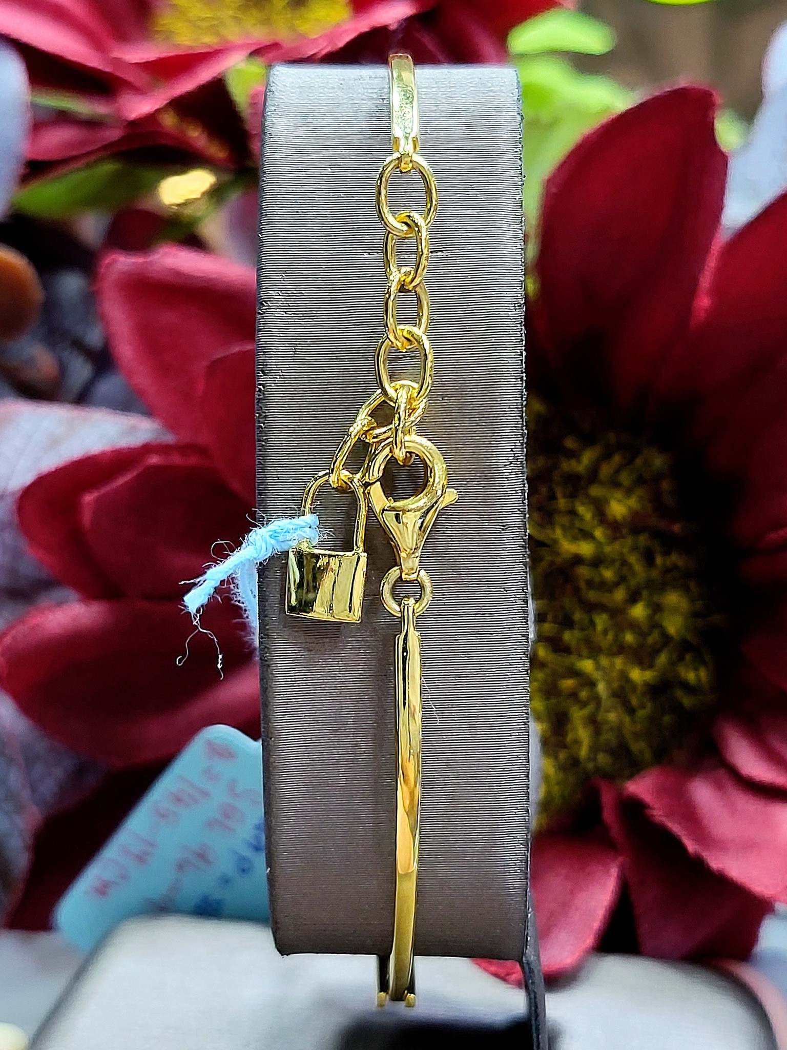 พร้อมส่งและสั่งผลิตสร้อยข้อมือกึ่งกำไลทองเพชรแท้กระจุกดอกไม้สวยเก๋น่ารักมากค่ะ ใส่แล้วดูมีชีวิตชีวา แต่งงาน หมั้น ใส่เที่ยว ออกงาน ทองคำ18K เพชรเบลเยี่ยมแท้0.70 กะรัต 49 เม็ด ราคาถูกมาก ส่งฟรี