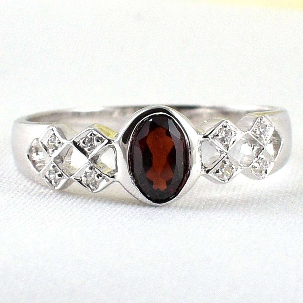 แหวนเงินแท้ราคาถูกชุบทองคำขาว พลอยแท้โกเมน 0.55 กะรัต เพชรCZ 0.056 กะรัต งานประณีตสวยงาม สั่งผลิตค่ะ